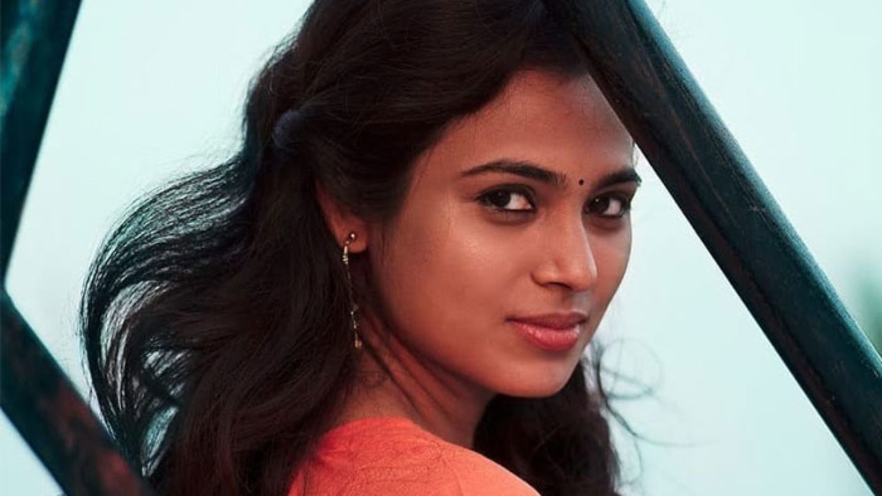 Naira Naked Photo - Ramya Pandian's fake nude pictures leave her fans in state of shock
